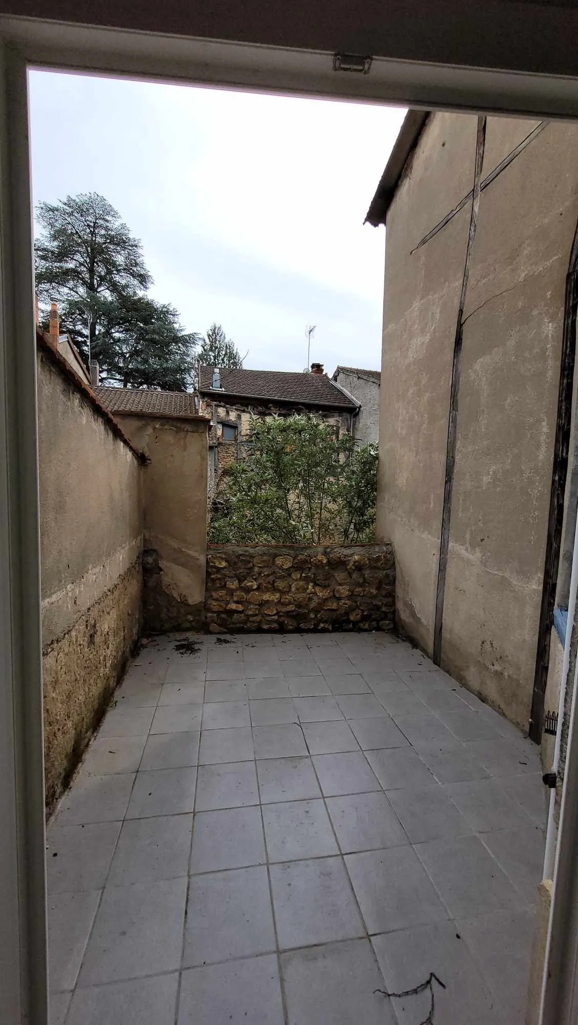 Maison de ville à vendre à Marcigny avec terrasse et potentiel d’aménagement 