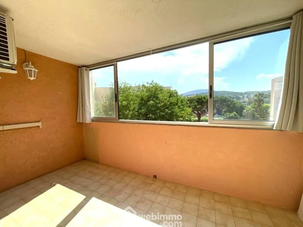 Appartement traversant de 45 m² avec loggia à Sainte-Maxime proche centre et plages 