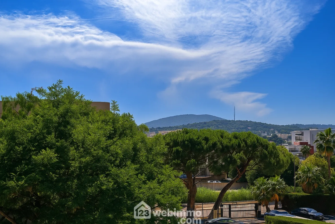 Appartement traversant de 45 m² avec loggia à Sainte-Maxime proche centre et plages 