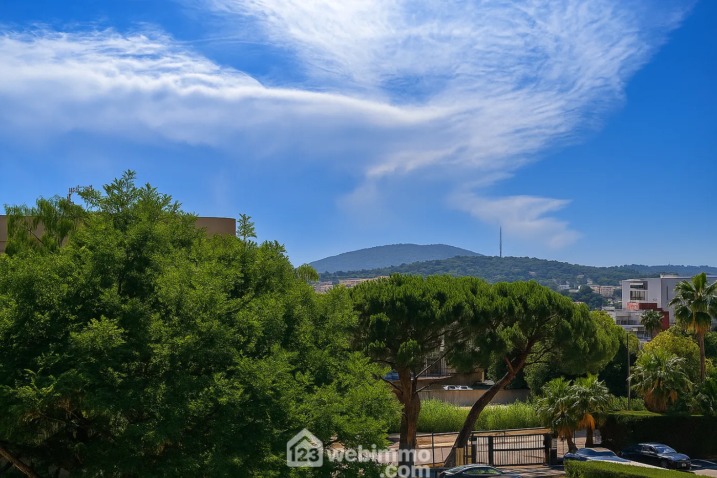 Appartement traversant de 45 m² avec loggia à Sainte-Maxime proche centre et plages 