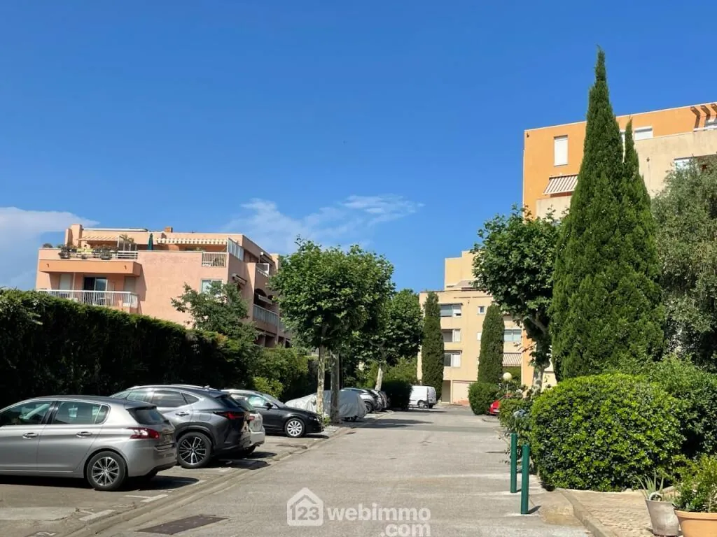 Appartement traversant de 45 m² avec loggia à Sainte-Maxime proche centre et plages 