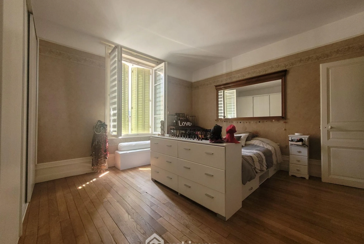 Appartement spacieux de 145 m² à Verdun, rénové, 3 chambres, belle luminosité 
