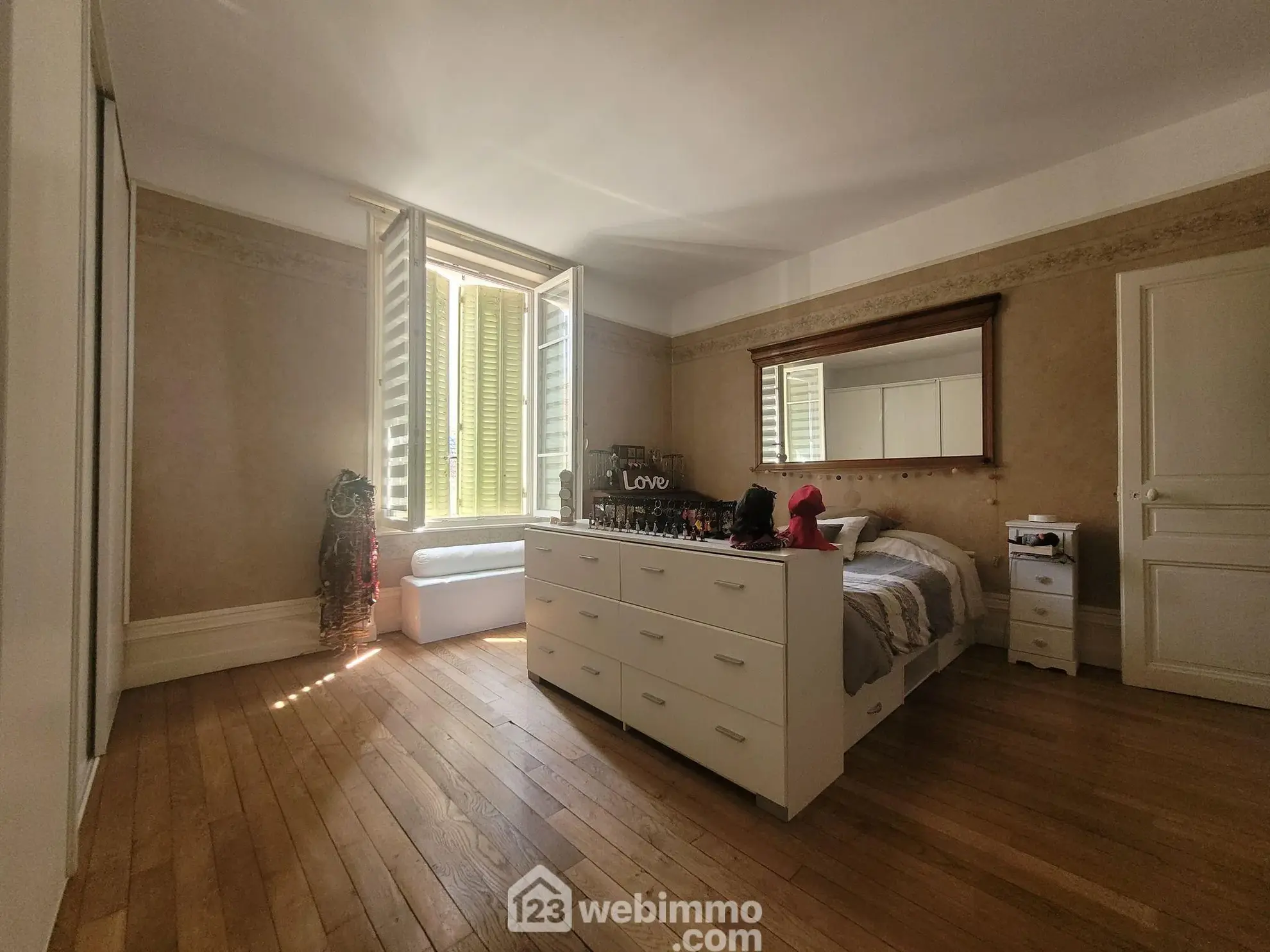 Appartement spacieux de 145 m² à Verdun, rénové, 3 chambres, belle luminosité 