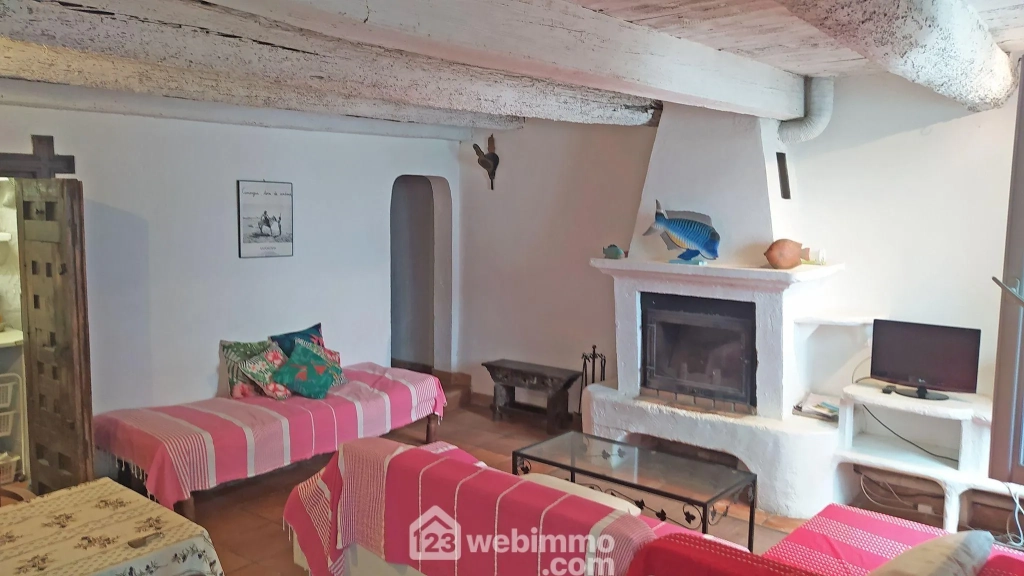 Maison de village rénovée de 80m² à Saintes-Maries-de-la-Mer avec terrasse