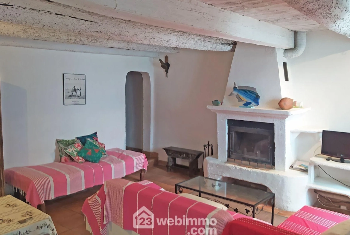 Maison de village rénovée de 80m² à Saintes-Maries-de-la-Mer avec terrasse 