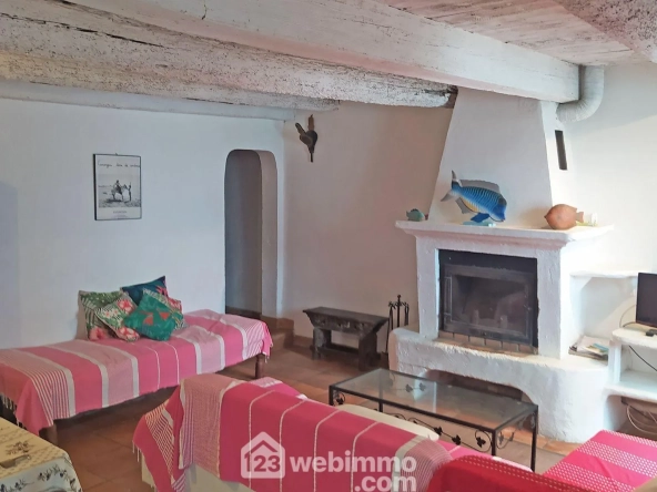 Maison de village rénovée de 80m² à Saintes-Maries-de-la-Mer avec terrasse