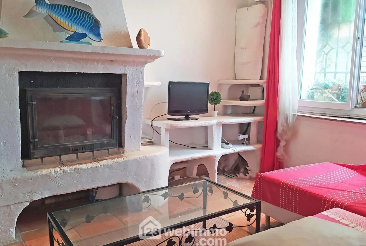Maison de village rénovée de 80m² à Saintes-Maries-de-la-Mer avec terrasse 