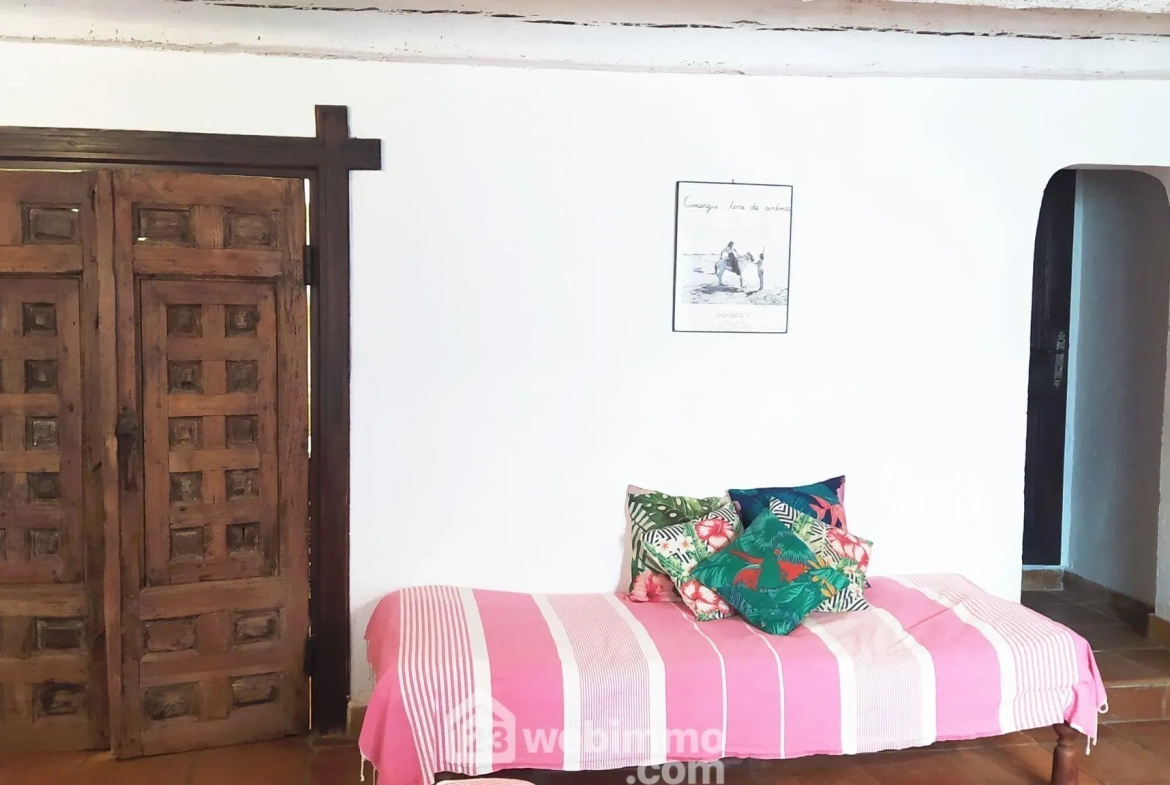 Maison de village rénovée de 80m² à Saintes-Maries-de-la-Mer avec terrasse 