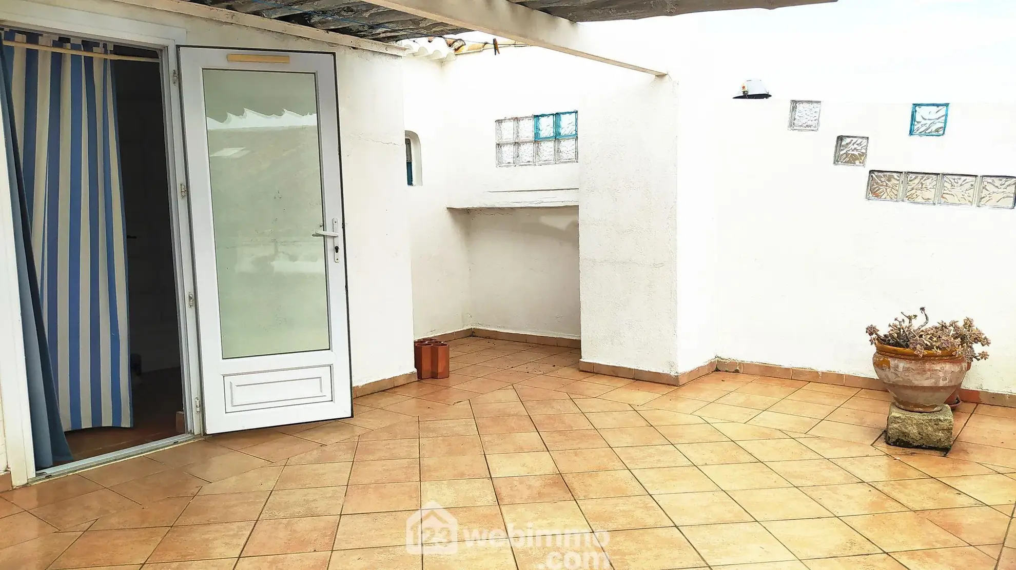 Maison de village rénovée de 80m² à Saintes-Maries-de-la-Mer avec terrasse 