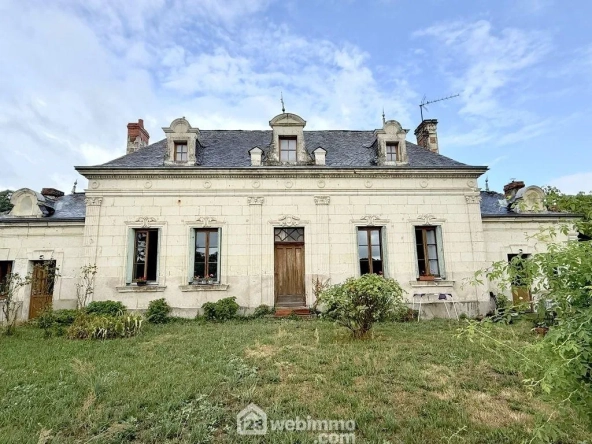 Maison en tuf de 1868 avec terrain de 3 hectares à Longué-Jumelles