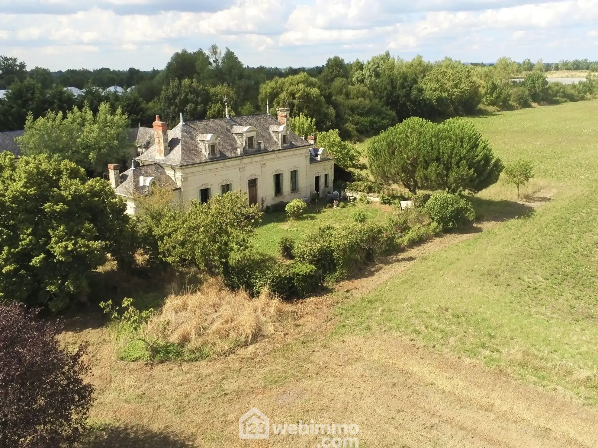 Maison en tuf de 1868 avec terrain de 3 hectares à Longué-Jumelles 