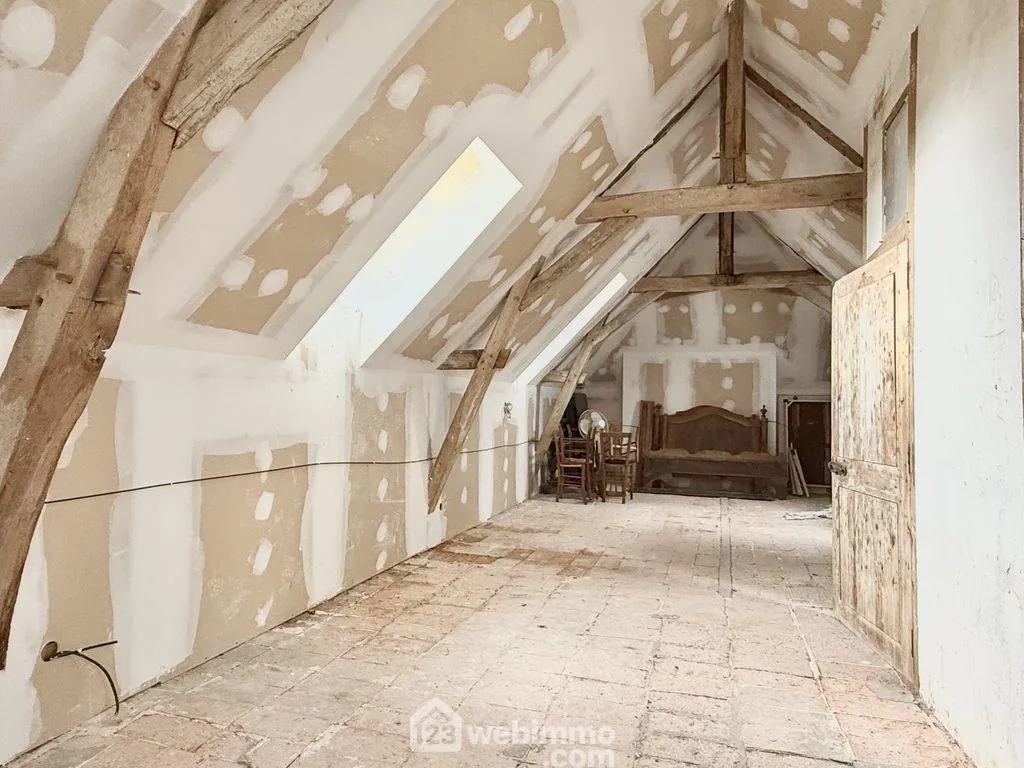 Maison en tuf de 1868 avec terrain de 3 hectares à Longué-Jumelles 
