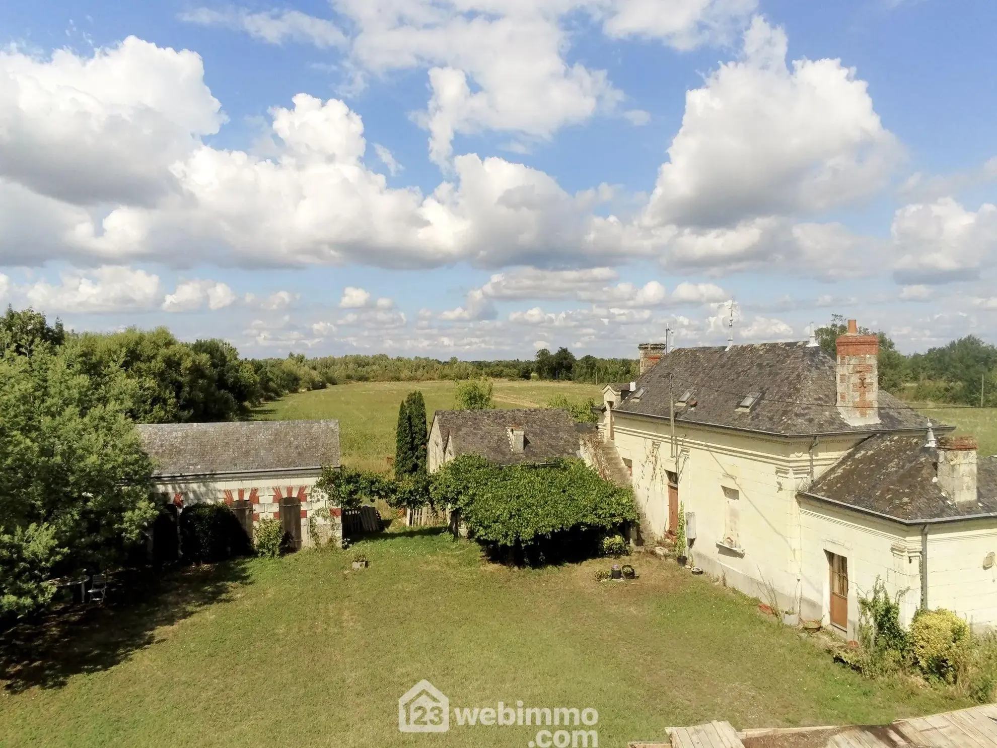 Maison en tuf de 1868 avec terrain de 3 hectares à Longué-Jumelles 