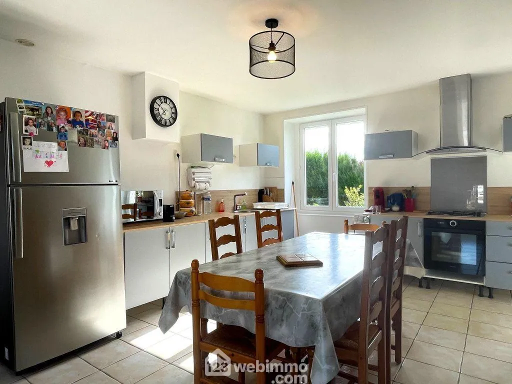 Maison de plain-pied 98 m² avec dépendances à Braye-sous-Faye 