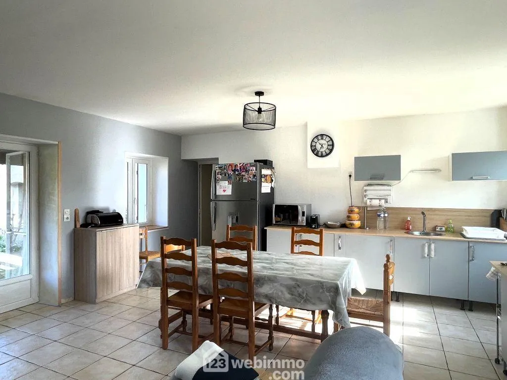 Maison de plain-pied 98 m² avec dépendances à Braye-sous-Faye 