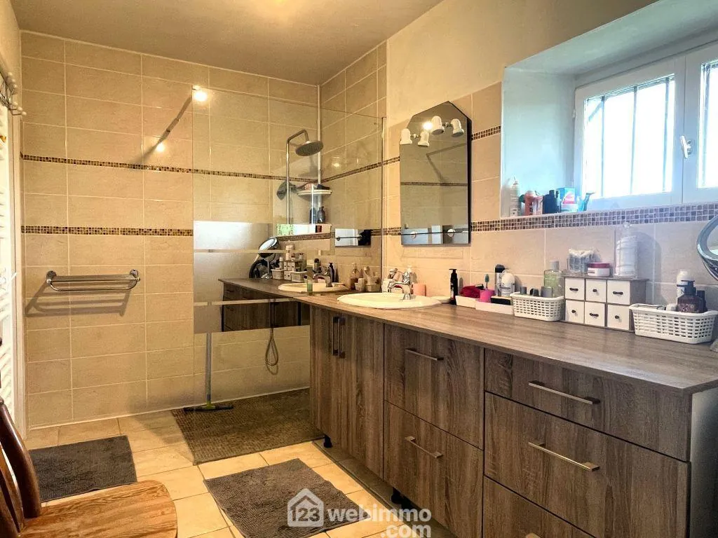 Maison de plain-pied 98 m² avec dépendances à Braye-sous-Faye 