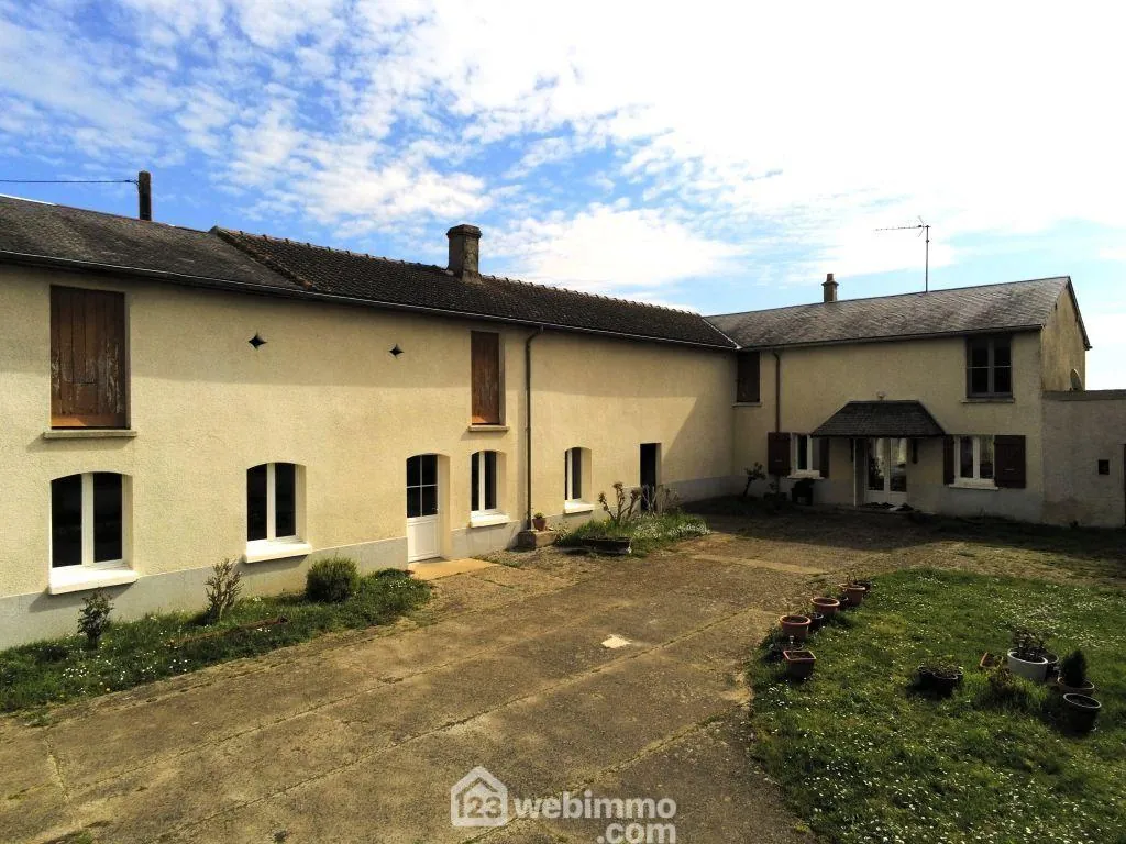 Maison de plain-pied 98 m² avec dépendances à Braye-sous-Faye 