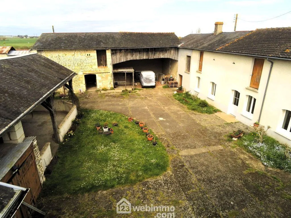 Maison de plain-pied 98 m² avec dépendances à Braye-sous-Faye 