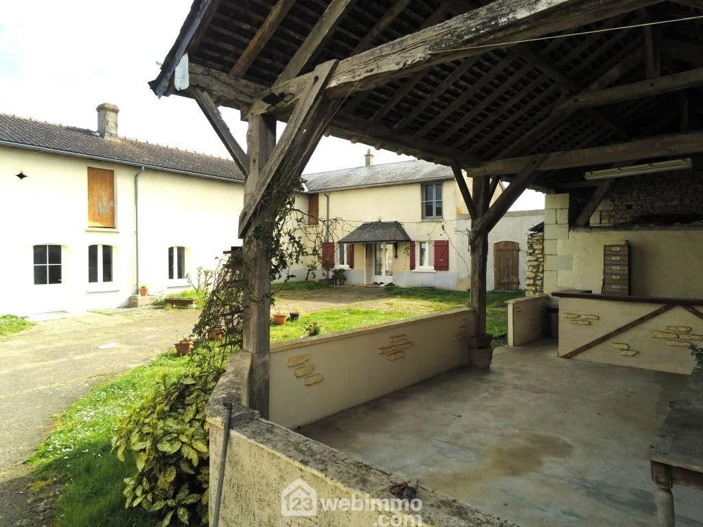 Maison de plain-pied 98 m² avec dépendances à Braye-sous-Faye 