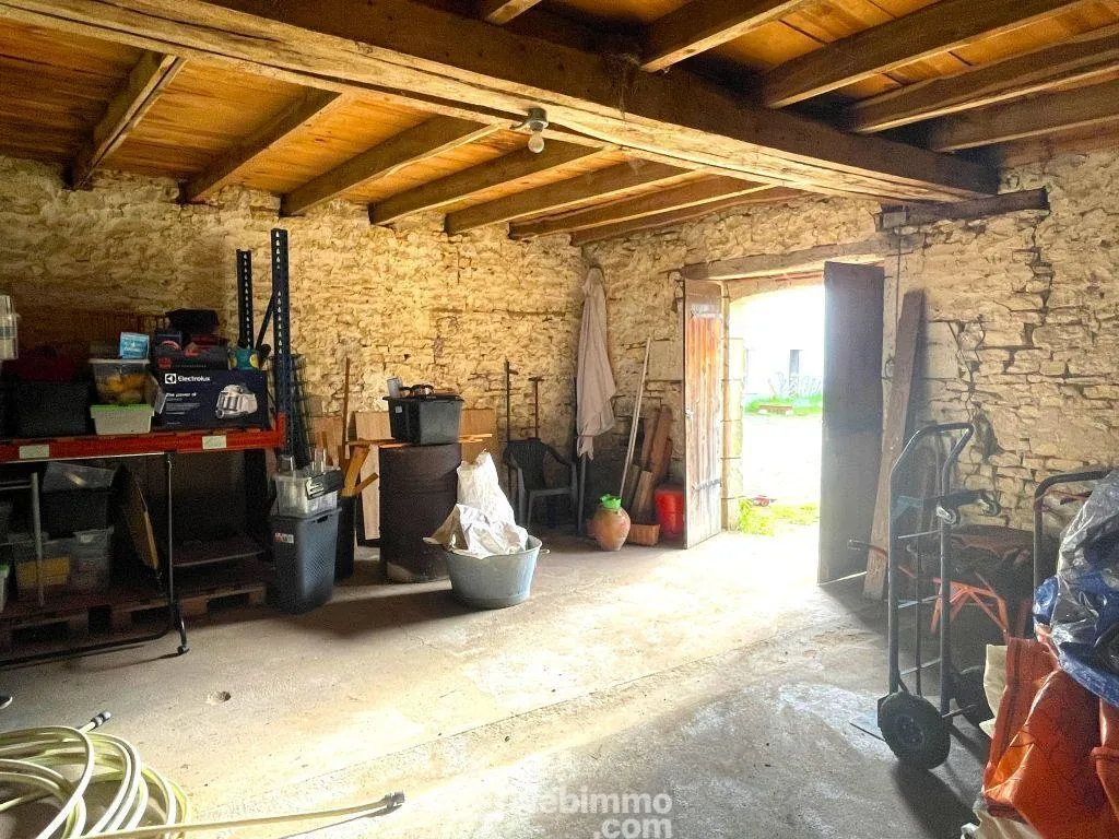 Maison de plain-pied 98 m² avec dépendances à Braye-sous-Faye 