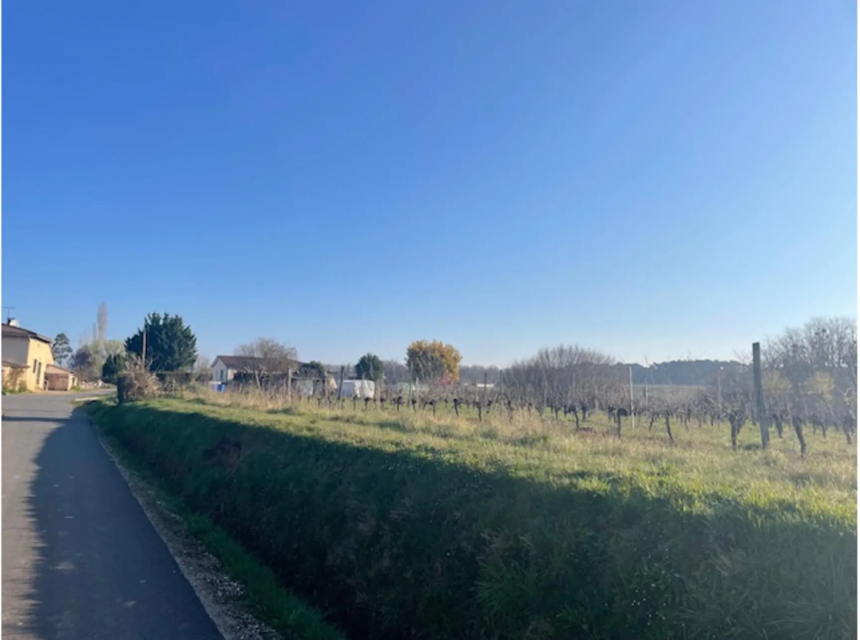 Terrain constructible à Targon, 550 m², hors lotissement, zone UC, proche du centre-ville 