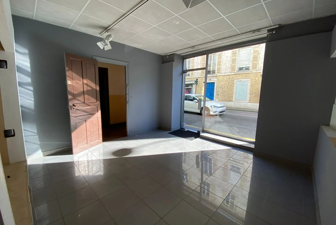 Local commercial de 110 m² en centre-ville de Pau, idéal pour divers projets 