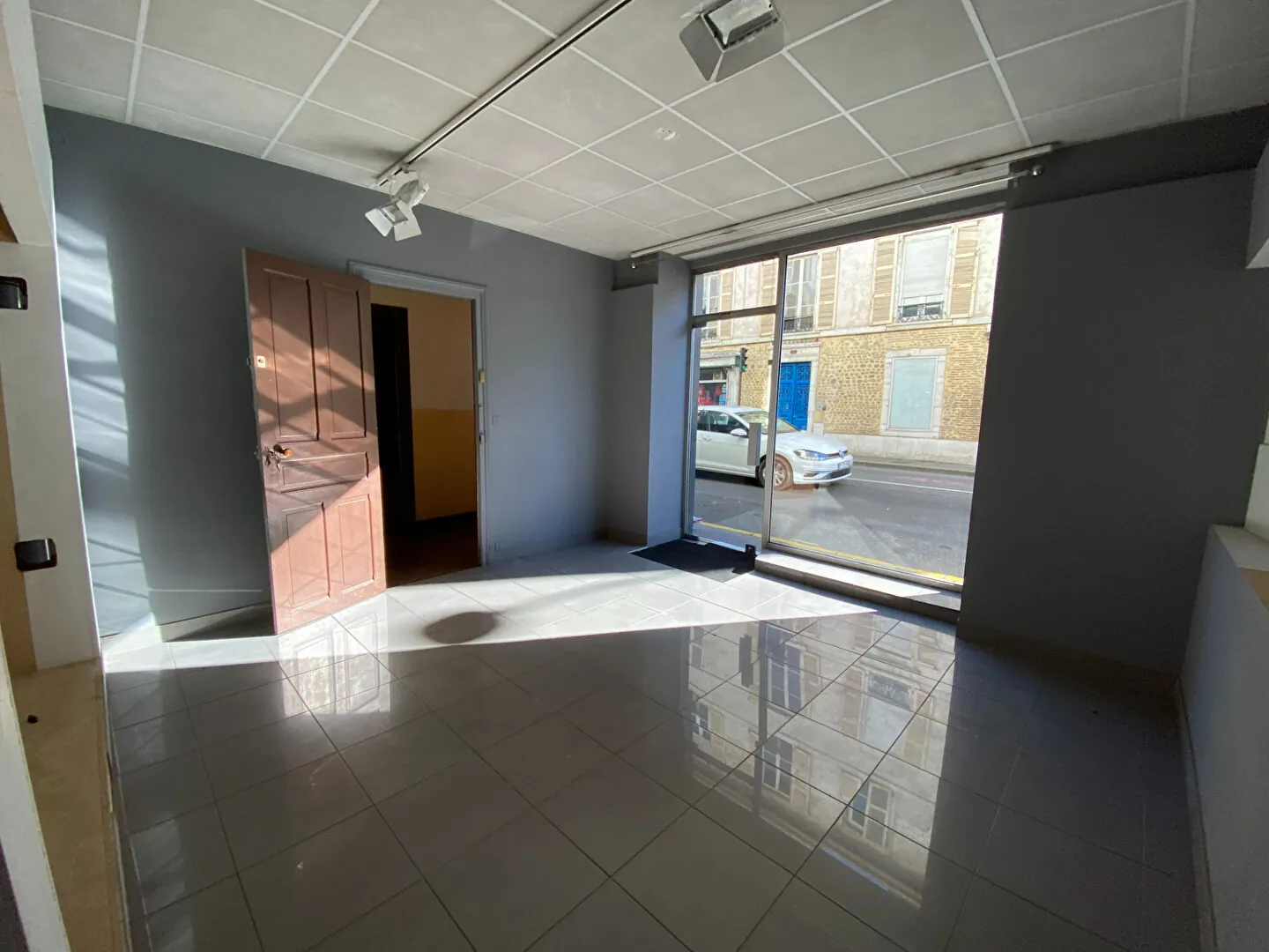 Local commercial de 110 m² en centre-ville de Pau, idéal pour divers projets 