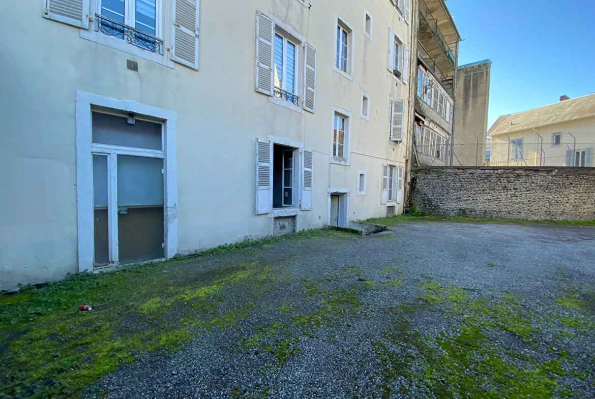 Local commercial de 110 m² en centre-ville de Pau, idéal pour divers projets 