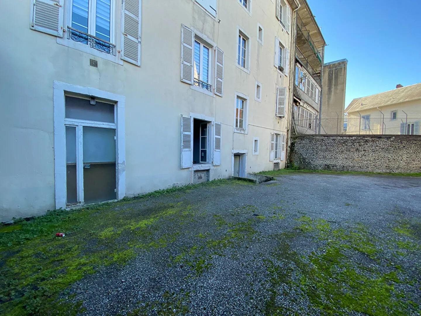 Local commercial de 110 m² en centre-ville de Pau, idéal pour divers projets 