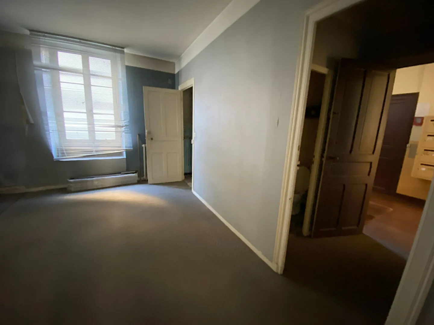 Local commercial de 110 m² en centre-ville de Pau, idéal pour divers projets 