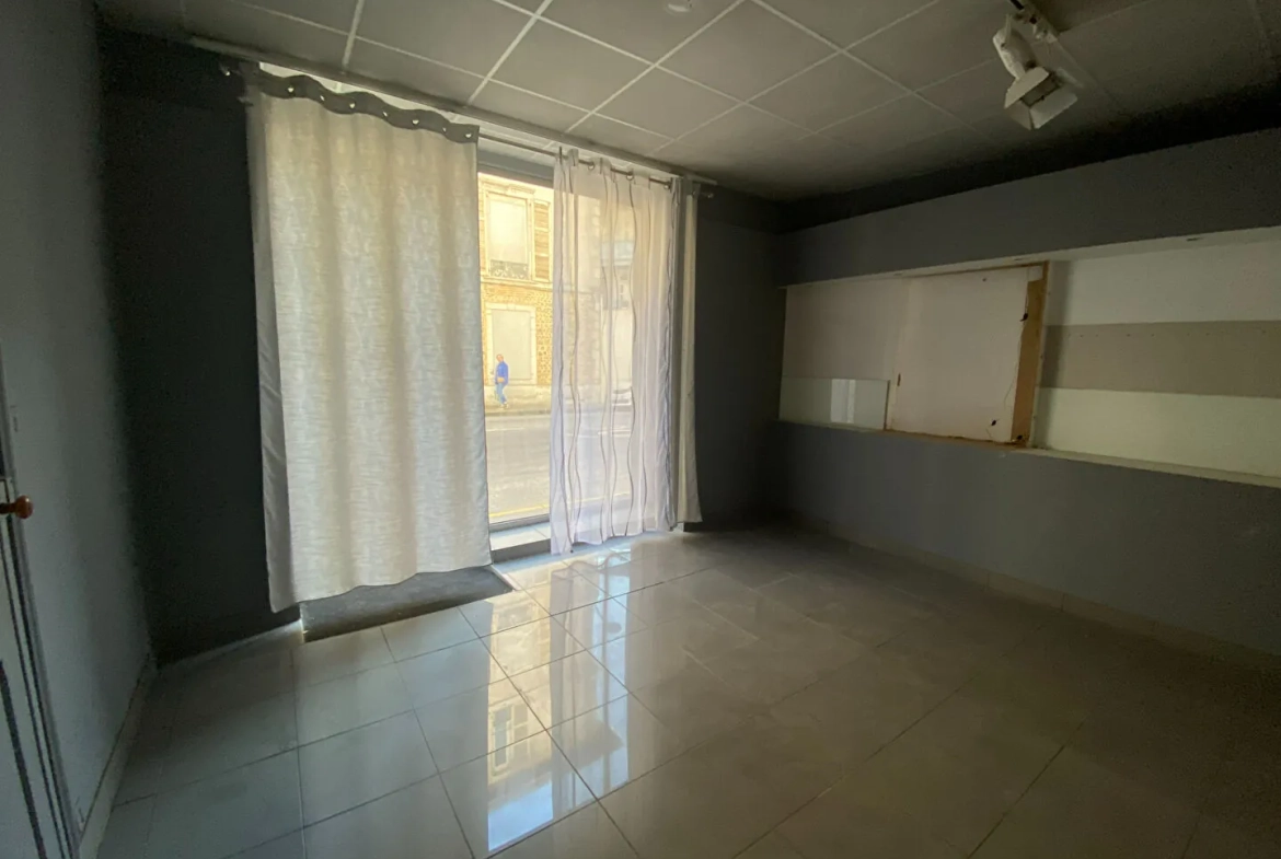 Local commercial de 110 m² en centre-ville de Pau, idéal pour divers projets 