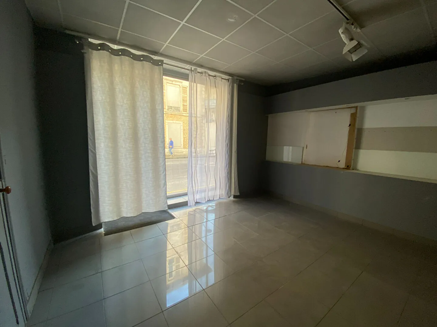 Local commercial de 110 m² en centre-ville de Pau, idéal pour divers projets 