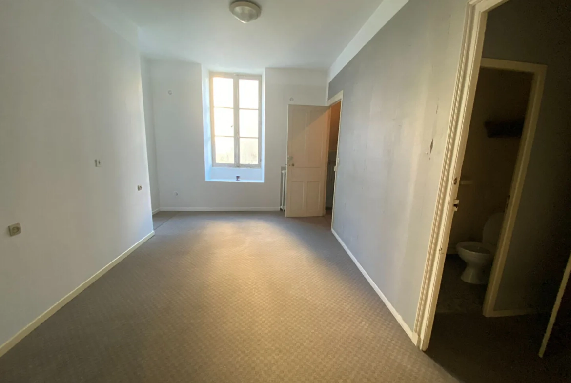 Local commercial de 110 m² en centre-ville de Pau, idéal pour divers projets 