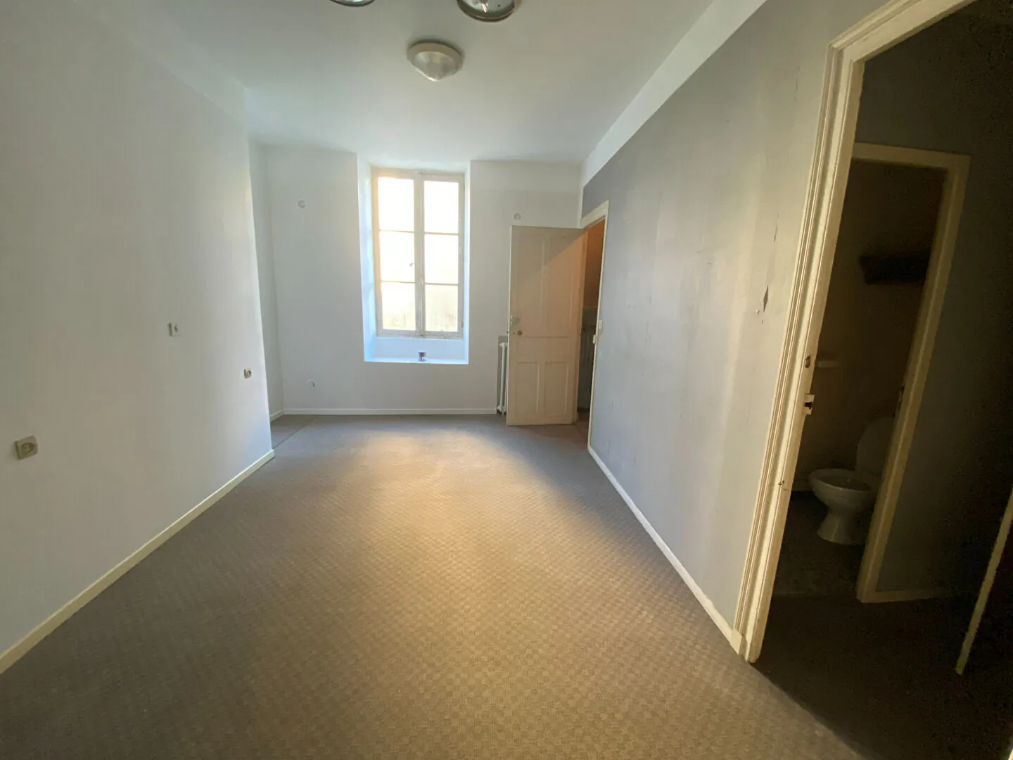 Local commercial de 110 m² en centre-ville de Pau, idéal pour divers projets 