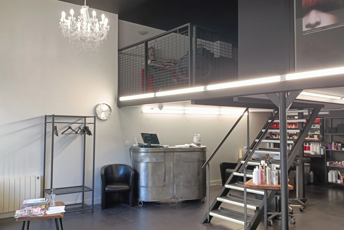 Fonds de commerce en salon de coiffure à Saint-Étienne centre, 110 m² rénovés 