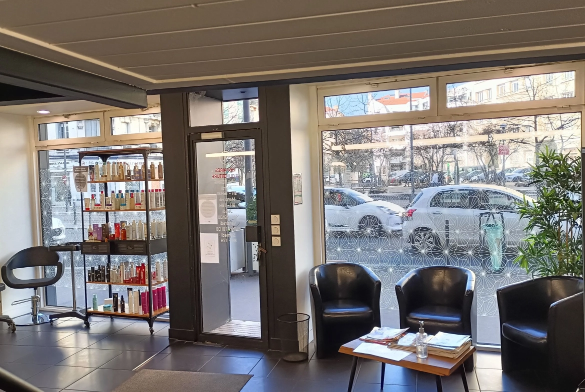 Fonds de commerce en salon de coiffure à Saint-Étienne centre, 110 m² rénovés 