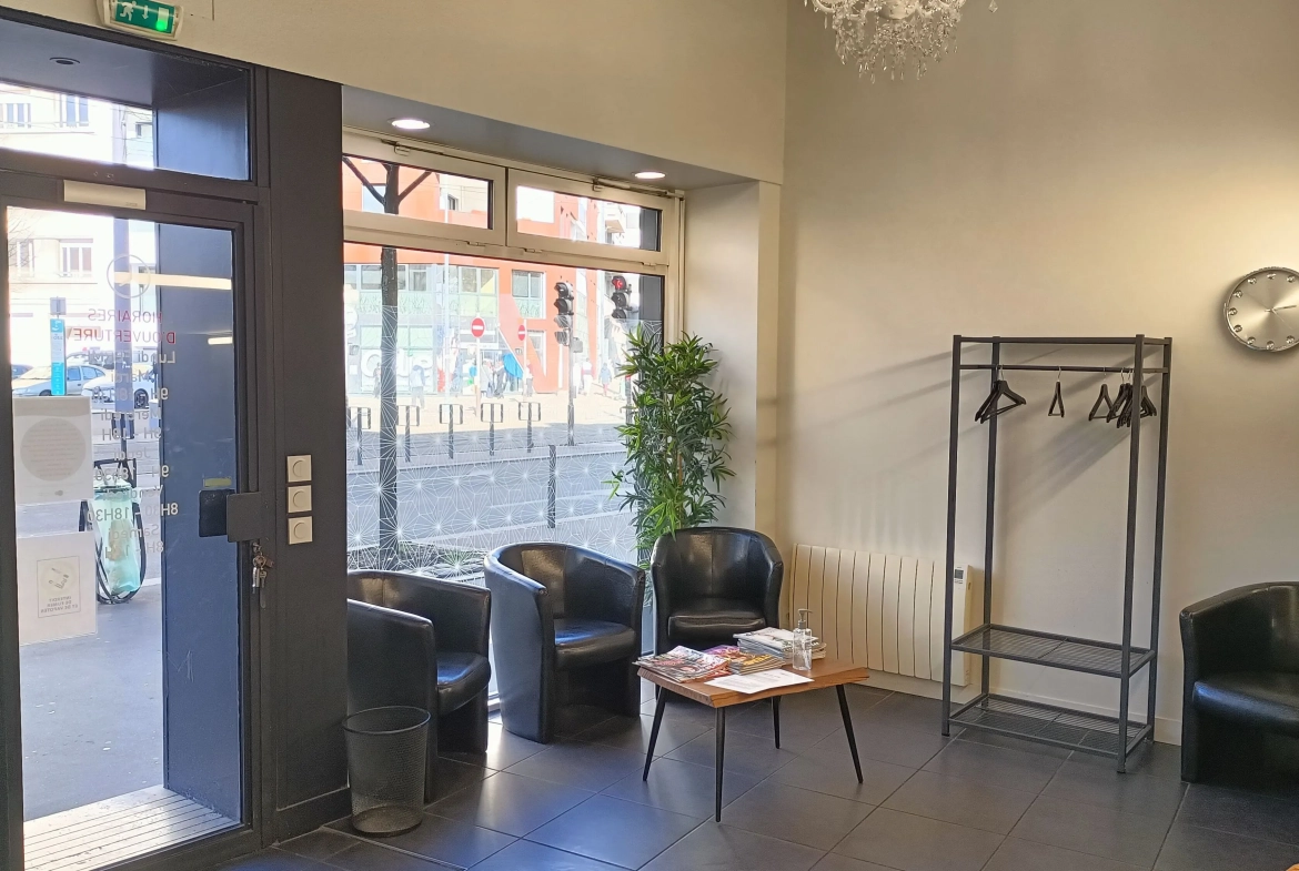 Fonds de commerce en salon de coiffure à Saint-Étienne centre, 110 m² rénovés 