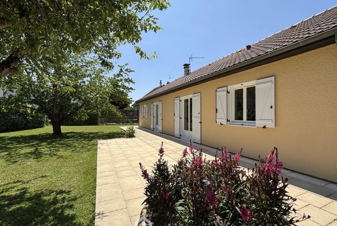 Maison à vendre de 117 m² à Châtellerault avec grand terrain et panneaux solaires 