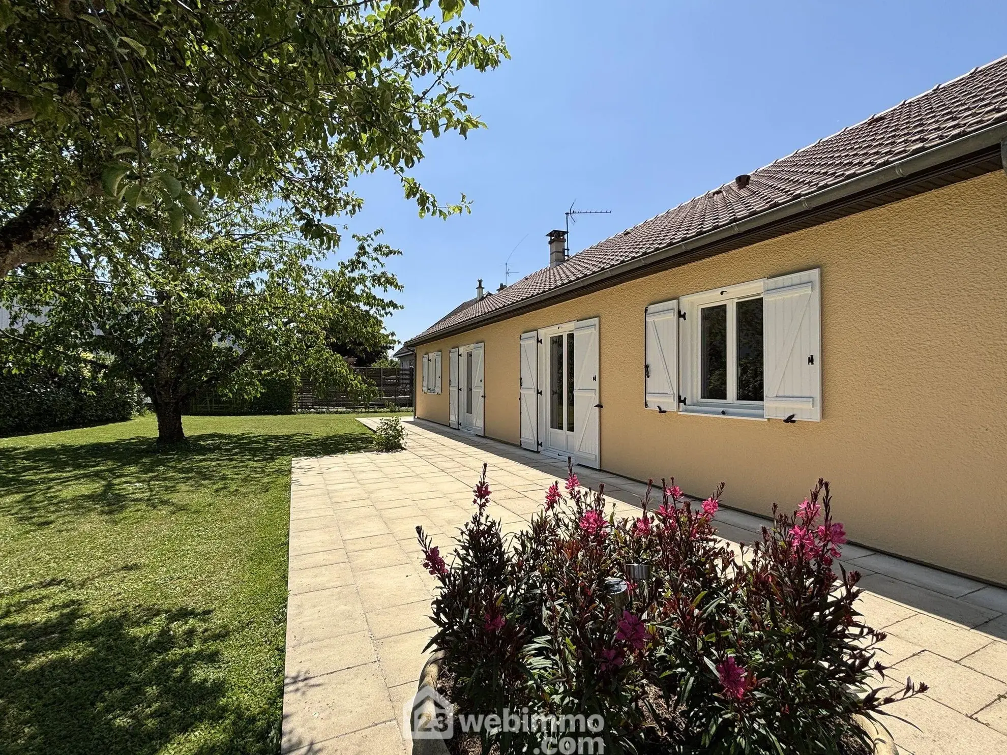 Maison à vendre de 117 m² à Châtellerault avec grand terrain et panneaux solaires 