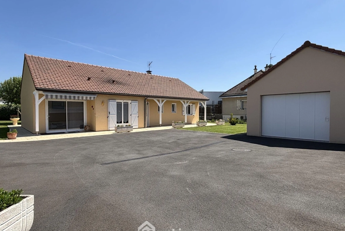 Maison à vendre de 117 m² à Châtellerault avec grand terrain et panneaux solaires 