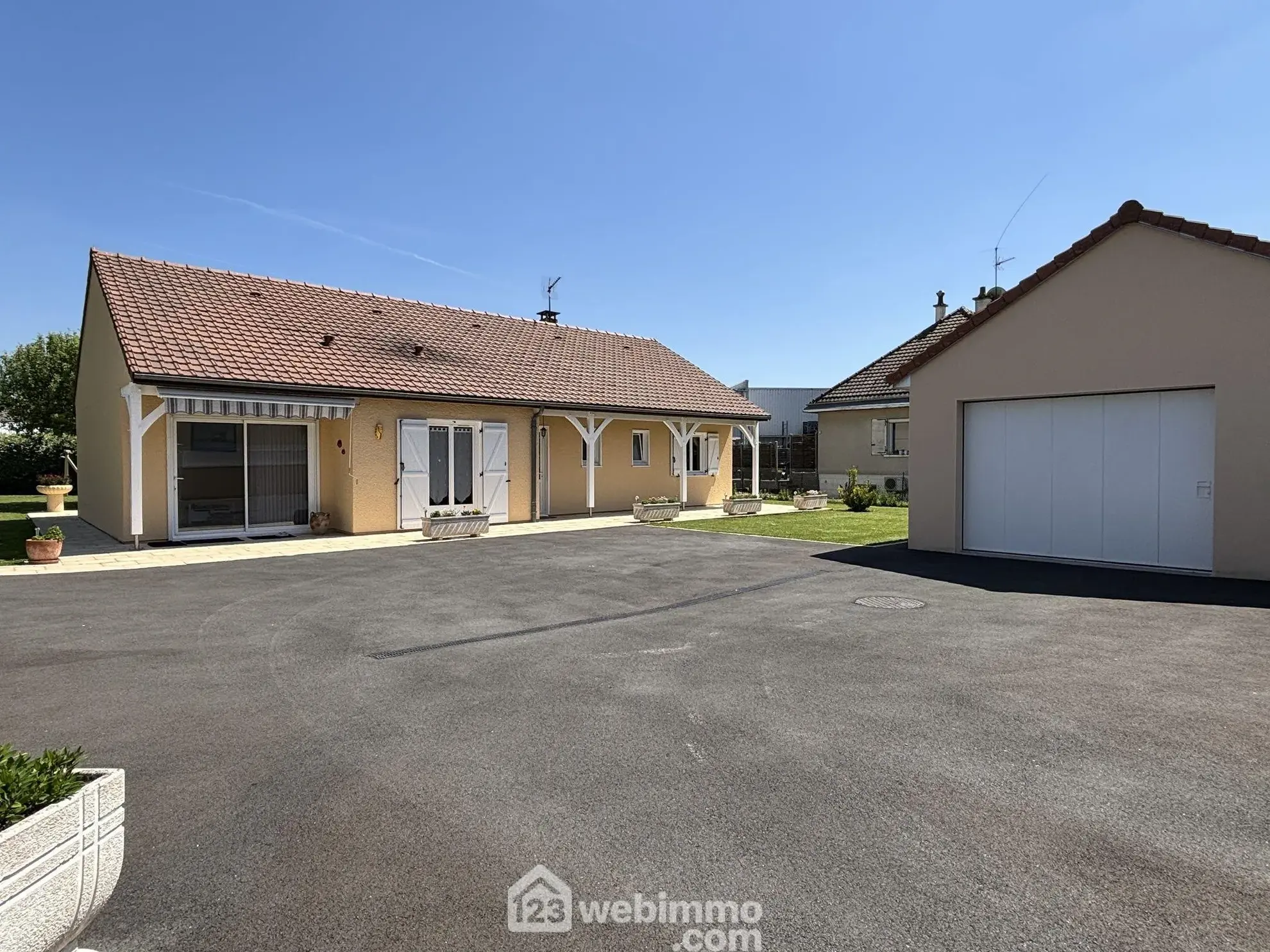Maison à vendre de 117 m² à Châtellerault avec grand terrain et panneaux solaires 