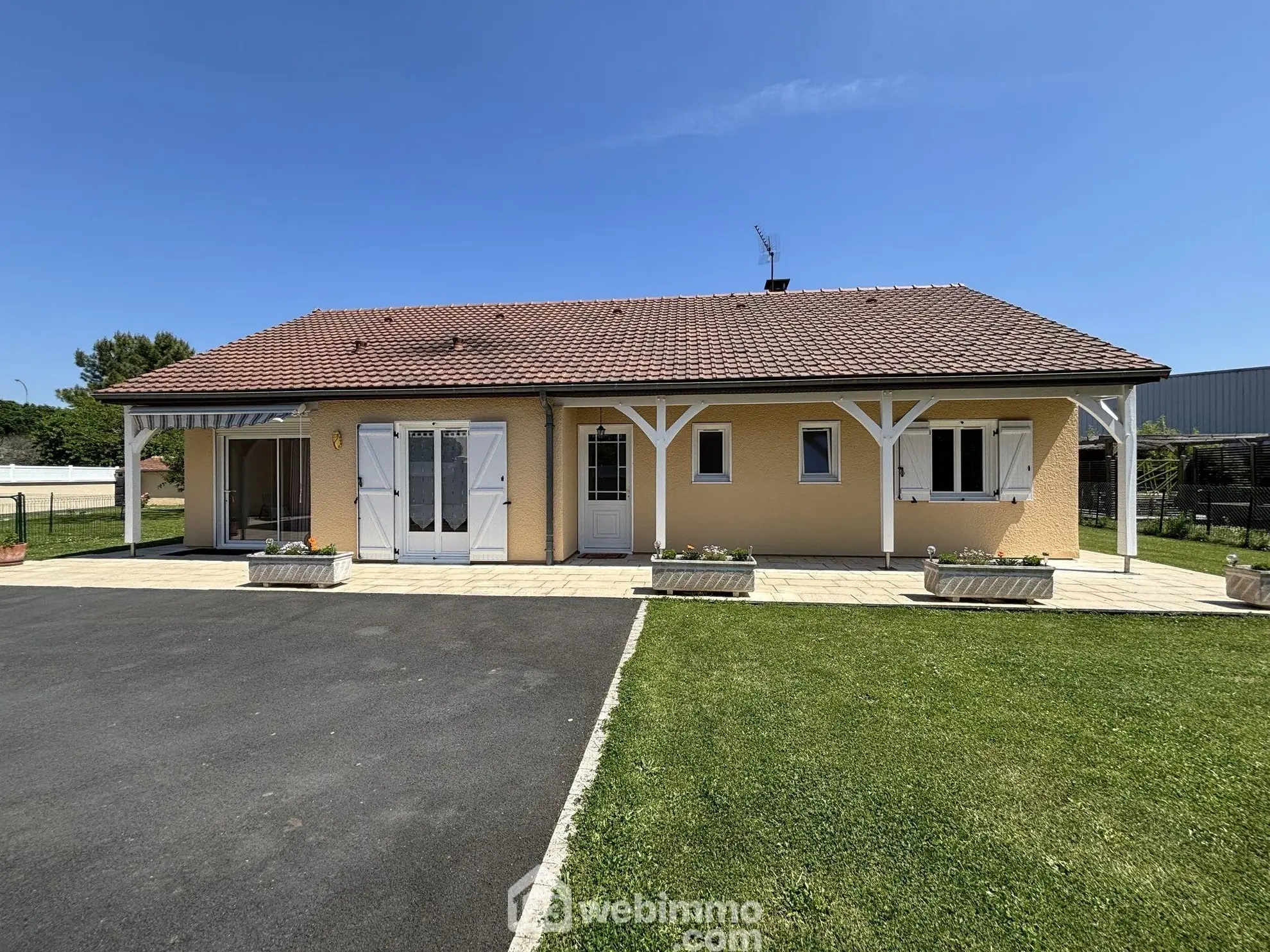 Maison à vendre de 117 m² à Châtellerault avec grand terrain et panneaux solaires 