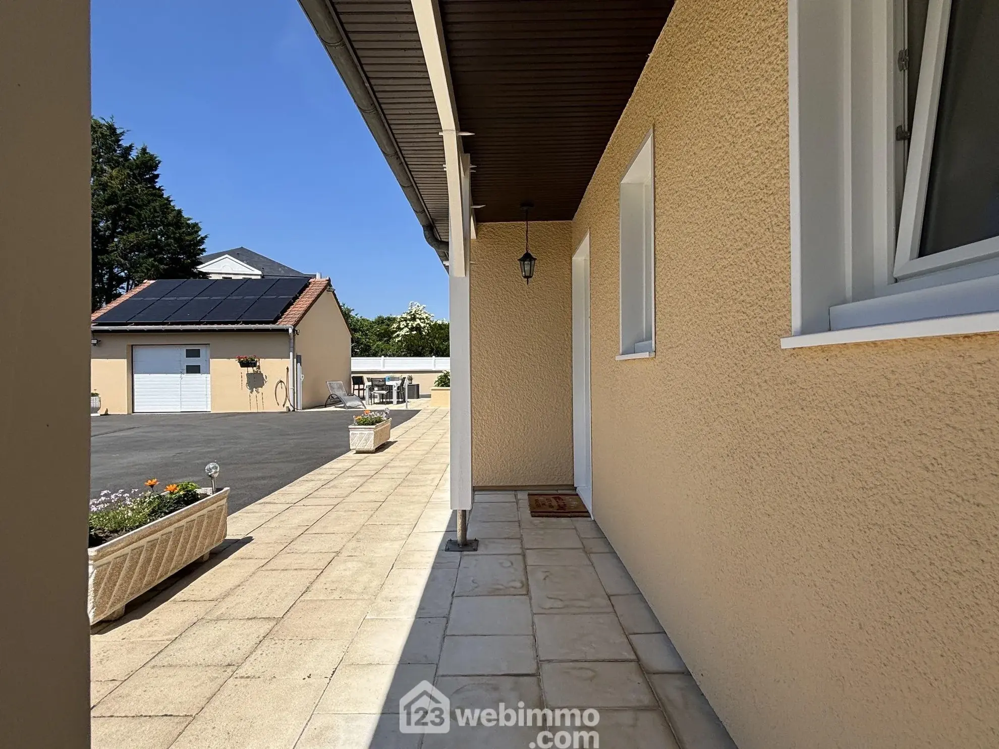 Maison à vendre de 117 m² à Châtellerault avec grand terrain et panneaux solaires 