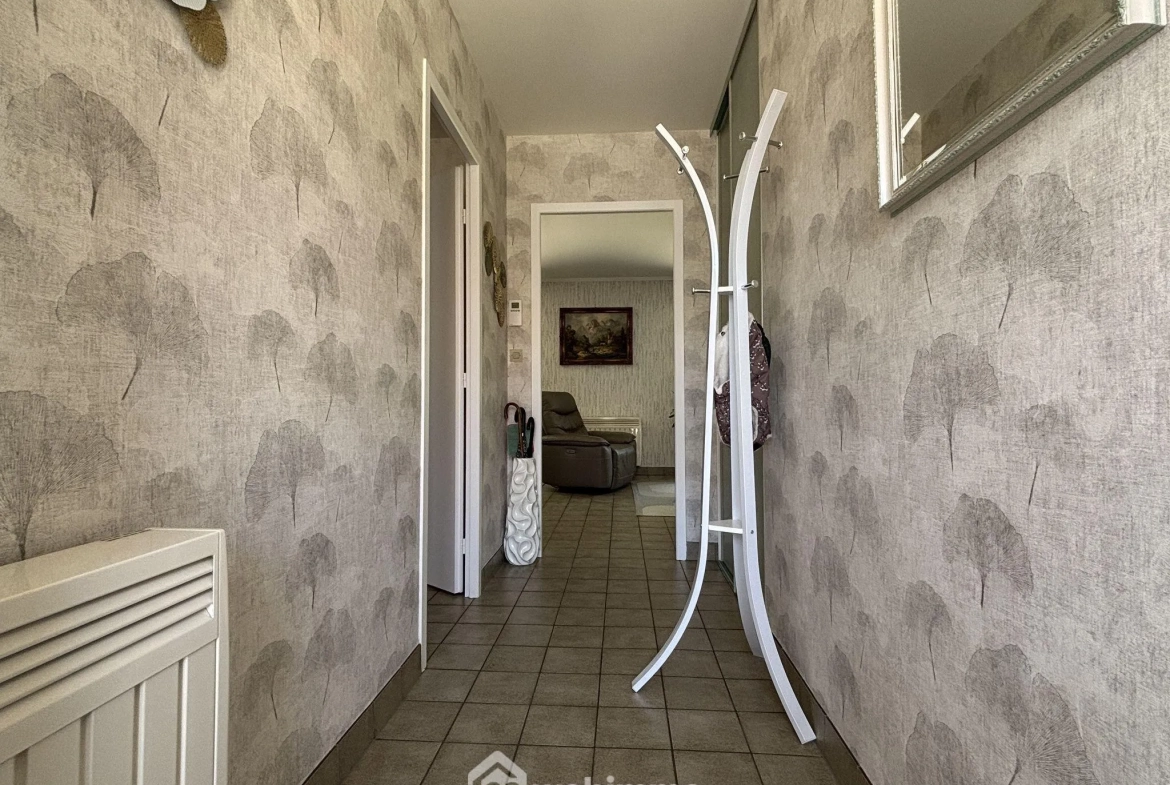 Maison à vendre de 117 m² à Châtellerault avec grand terrain et panneaux solaires 