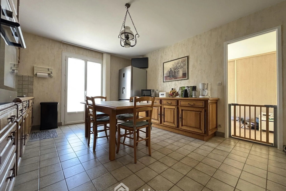 Maison à vendre de 117 m² à Châtellerault avec grand terrain et panneaux solaires 