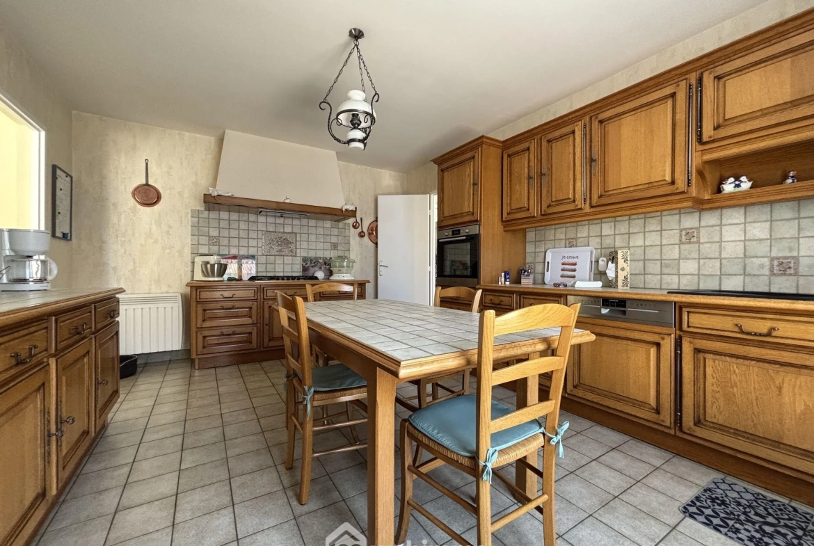 Maison à vendre de 117 m² à Châtellerault avec grand terrain et panneaux solaires 