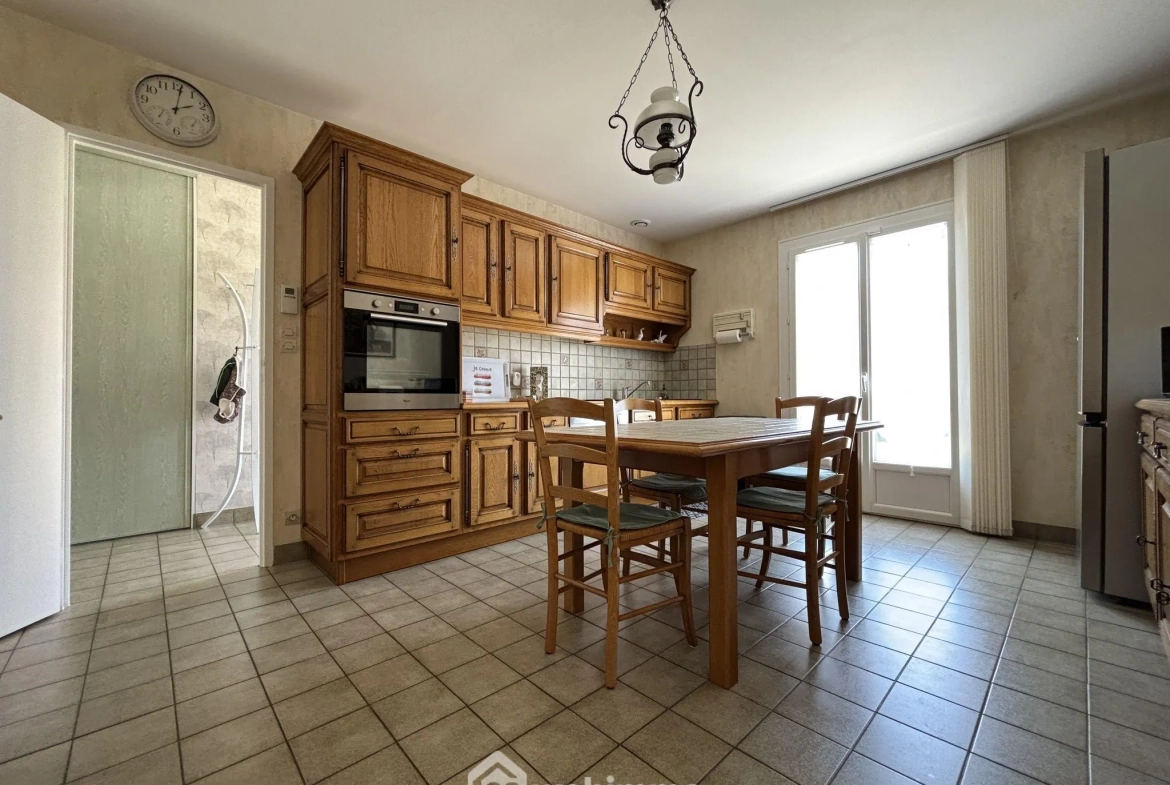 Maison à vendre de 117 m² à Châtellerault avec grand terrain et panneaux solaires 