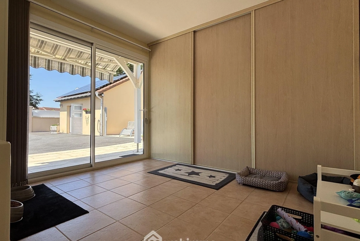 Maison à vendre de 117 m² à Châtellerault avec grand terrain et panneaux solaires 