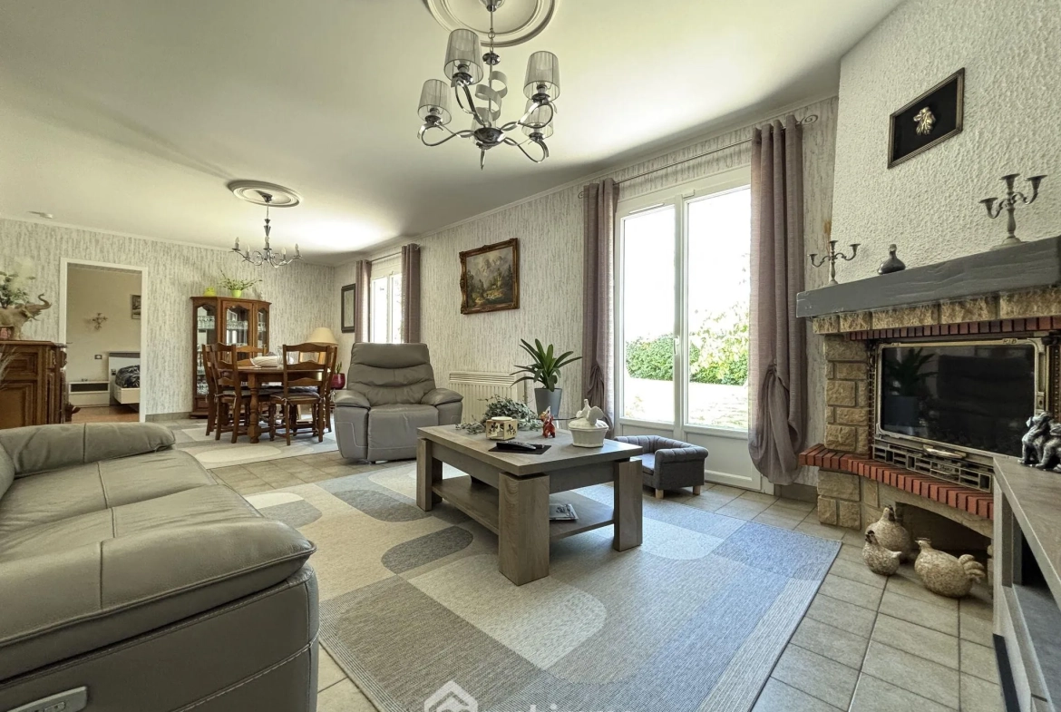 Maison à vendre de 117 m² à Châtellerault avec grand terrain et panneaux solaires 