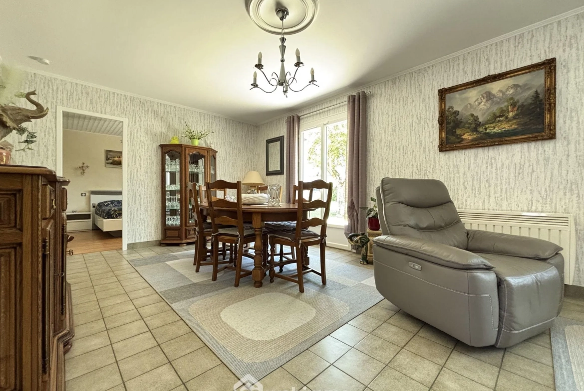 Maison à vendre de 117 m² à Châtellerault avec grand terrain et panneaux solaires 